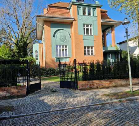 Grosse Denkmal-Villa mit Pool im Topzustand, sofort bezugsfertig, in Berlin Dahlem