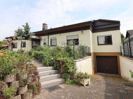 Stattlicher Bungalow in zweiter Reihe mit Garage und Terrasse, voll unterkellert, in ruhiger und bel