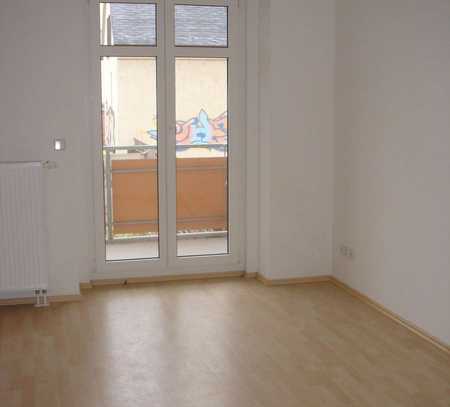 Geräumig+ Laminat + Balkon + Bad mit Wanne u. Fenster