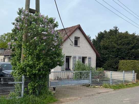 Einfamilienhaus in ruhiger, ländlicher Lage mit fantastischem Rheinblick nahe Spellen-Ork