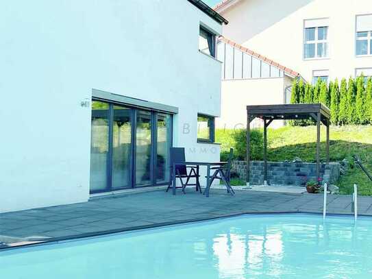 Einfamilienhaus mit privatem Pool in begehrter Wohnlage