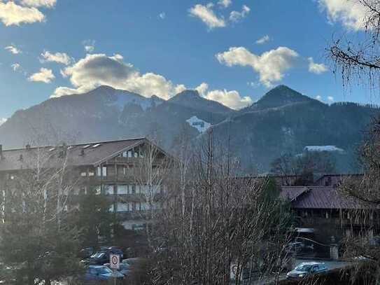 Sonnige,renovierte 2,5 Zimmer Balkonwohnung mit Bergblick