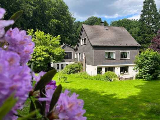 In Ruhe, in seltener Alleinlage im Wald, 470 m² Wohn- & Nutzfläche + 3.757 m² Grundstück in Velbert