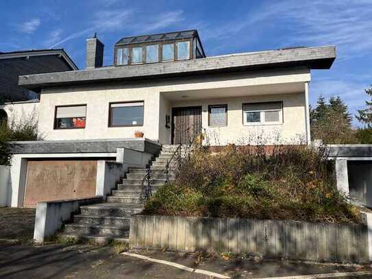 Freistehendes Einfamilienhaus mit Einliegerwohnung, Schwimmhalle und Sauna