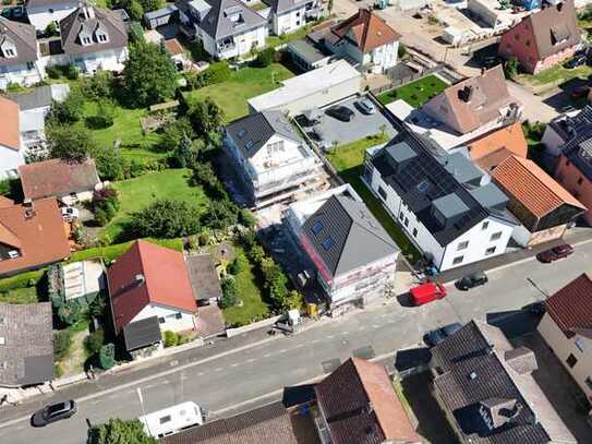 Familienfreundliche OG + DG Wohnung mit großem Wohnzimmer und Dachterrasse