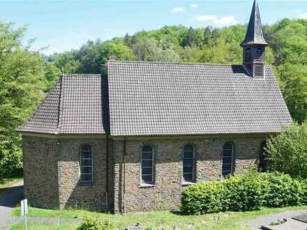 Stilvolle, kleine Bruchsteinkirche in Morsbach Ellingen