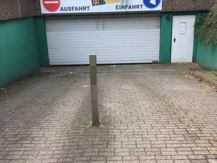 Tiefgaragenstellplatz mit abschließbarer Box