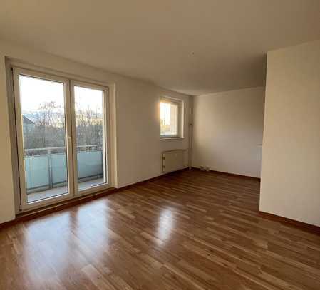 !Ab sofort! // 4-Raumwohnung // Balkon mit Blick ins Grüne // Aufzug // PKW-Stellplatz