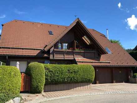 In Hinterzarten: Schöne Maisonette-Wohnung mit dreieinhalb Zimmern und Balkon