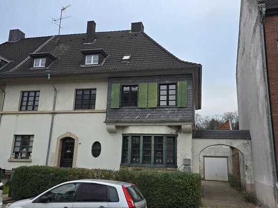 Charmantes Mehrfamilienhaus mit Nebengebäude, Garage und großem Grundstück