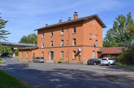 Für Renovierungsbegeisterte! 2-Zimmer Wohnung in Reuth, direkt im Bahnhof ab sofort zu vermieten!