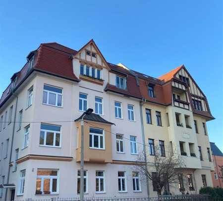 Große DG 4,5 Zimmer mit Einbauküche und Laminat in sehr guter Lage!