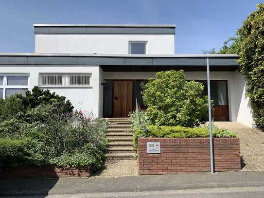 VIEL PLATZ & POTENZIAL: Außergewöhnliches Architektenhaus in Friedrichsdorf