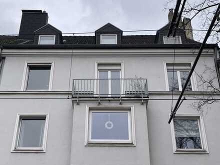 Handwerker aufgepasst! Renovierungsbedürftige 2-Zimmer-Dachgeschosswohnung mitten in Düsseldorf Rath