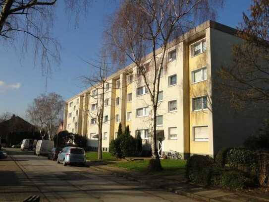 Einziehen und Wohlfühlen - sanierte 3-Zimmer-Wohnung mit Balkon in grüner Umgebung...