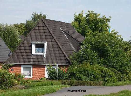 Einfamilienhaus mit beheizbarem Swimmingpool im Gartenbereich