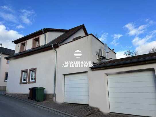 Rendite über 4,26%! Neuwertiges Einfamilienhaus in idyllischer Lage mit zwei Garagen