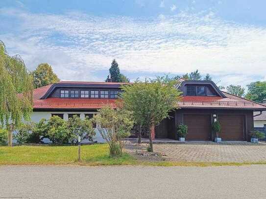 Luxuriöse Landhausvilla mit parkähnlichem Garten!