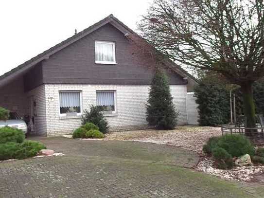 Freistehendes Wohnhaus mit Garage und Carport und schönem Garten zu verkaufen