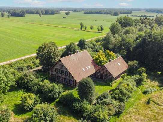 Ländliches Anwesen auf weitläufigem Waldgrundstück im Schwegermoor - 
Fachwerk- ZFH mit Lagerhalle
