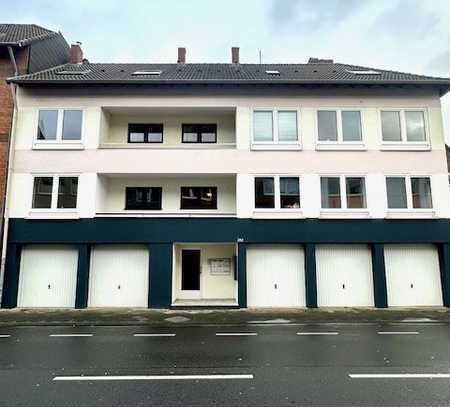 Mehrfamilienhaus mit 8 Wohneinheiten, teilweise Balkone, Gartennutzung, 5 Garagen