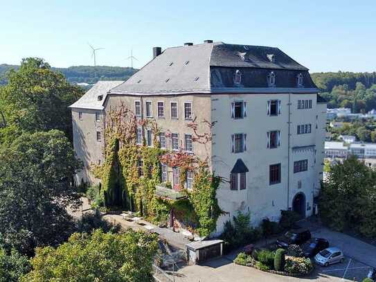 Traumhaftes Wohn-Schloss im Westerwald: Auch zum Feiern und Tagen nutzbar