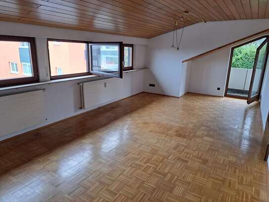 Schöne helle Dachgeschosswohnung in ruhiger Lage