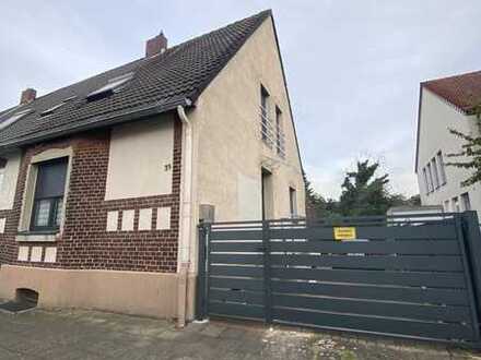 Ein Haus in einer ruhigen Gegend in der Nähe des Kanals