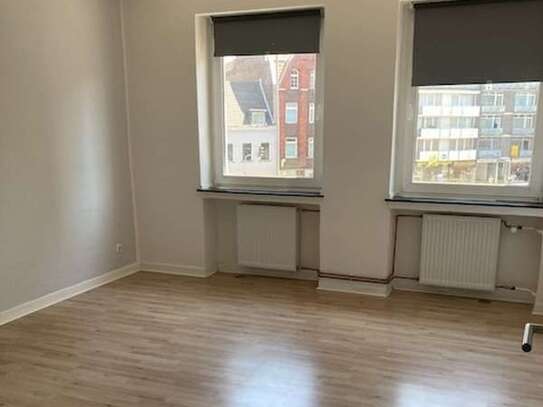 2er WG: 1 Zimmer plus geteilte Wohnzimmer, Küche, Diele, Bad, Balkon