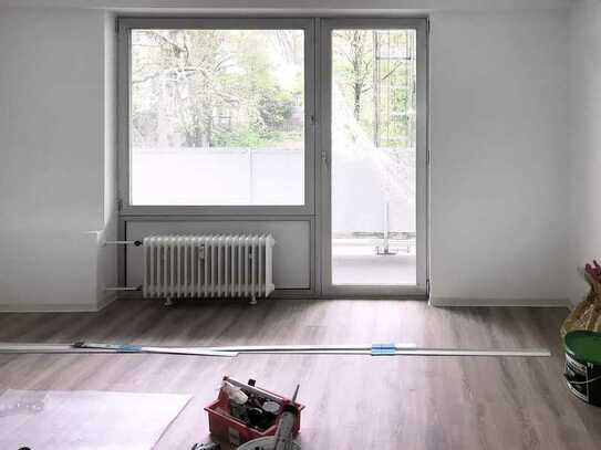 Schöne kleine frisch renovierte 2 ZKB-Wohnung mit Balkon