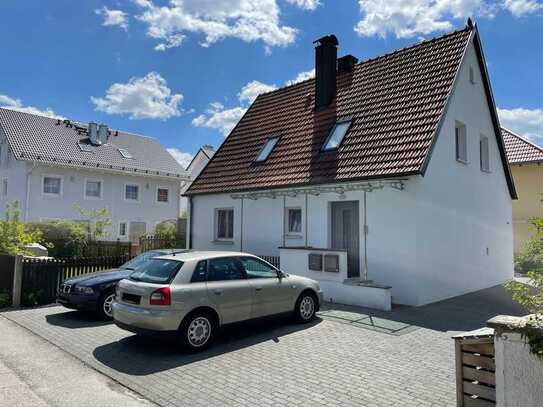 Ruhig gelegene 2-Zimmer-EG-Wohnung im Zweifamilienhaus mit Terrasse und Einbauküche in Germering