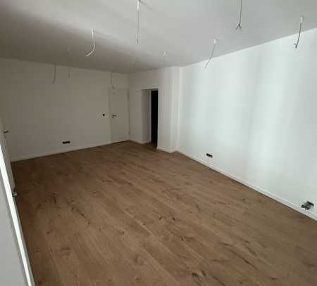 Zentrale Gewerbeeinheit mit Schaufenster + Büro + Küche + Abstellraum in der Bahnhofstraße!