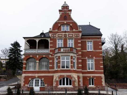 Exclusive, hochwertig sanierte 4-Zimmer Wohnung in denkmalgeschützter Villa