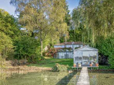 Direktes Seeufer-Grundstück mit Wochenendhaus, Bootshaus und Steg