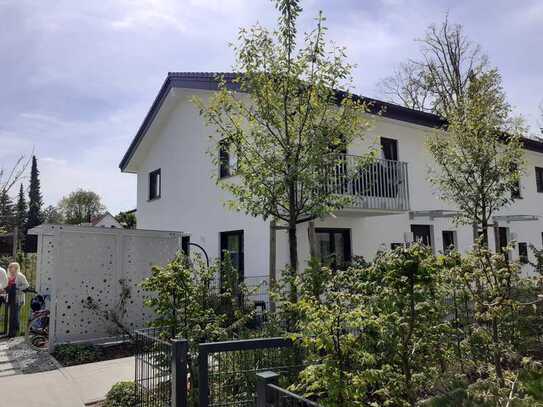 Helle, schön geschnittene 2 Zimmerwohnung + Wohnküche mit 2 Balkonen in Waldtrudering