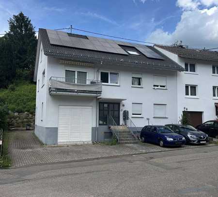 3-Familienhaus mit 4 Stellplätzen, Photovoltaikanlage und schönem Garten!