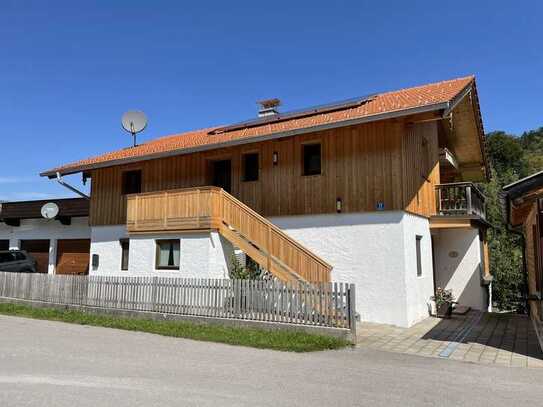 Geschmackvolle, sanierte 2-Zimmer-Wohnung mit geh. Innenausstattung mit Balkon und Garten