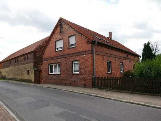 Einfamilienhaus mit Nebengebäuden