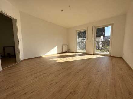 Hell & gepflegt! Renovierte 2-Zi-OG mit Balkon in ruhiger Lage!