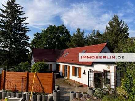 IMMOBERLIN.DE - Charmantes Einfamilienhaus mit großzügigem Garten & Grundstückspotential in sehr ang
