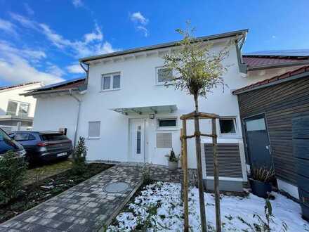 Schöne und sonnige Neubauwohnung mit Einbauküche, Terrasse und Garten