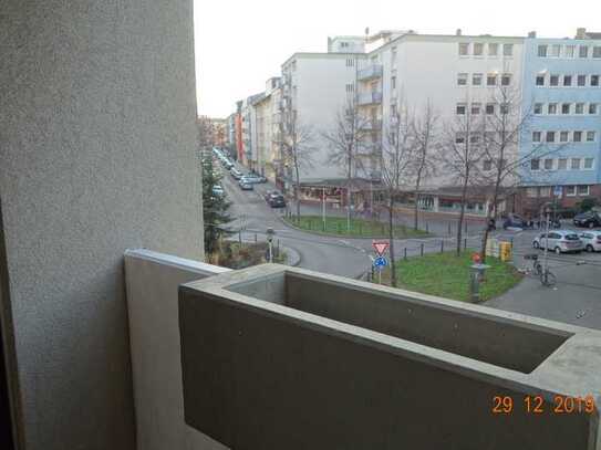 Sonnige sanierte 2-Zimmer-Wohnung mit Balkon und Einbauküche in Mannheim