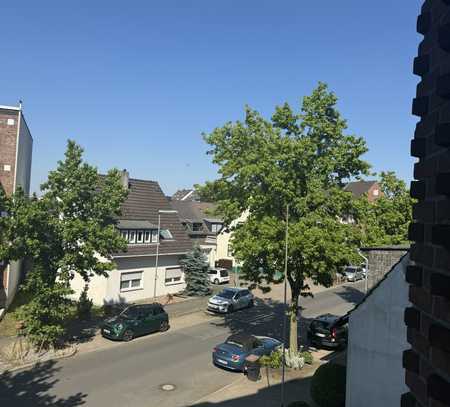 Geräumiges und frisch renoviertes Appartement mit separater Küche und Balkon in Volmerswerth