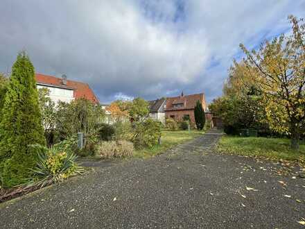 Großzügiges (Bau)Grundstück mit kleinem Wohnhaus zu verkaufen