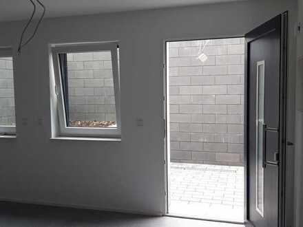 Erstbezug: Helle 1-Zimmer-Wohnung mit kleiner Terrasse in Sörgenloch