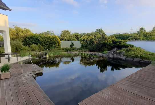 Exklusives Traumhaus mit Schwimmteich in ruhiger Feldrandlage, aber dennoch stadtnah