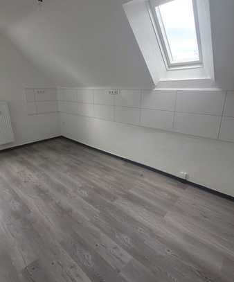 Schöne helle 3 Zimmer Dachgeschoss Wohnung in Eschersheim INKLUSIVE Stellplatz