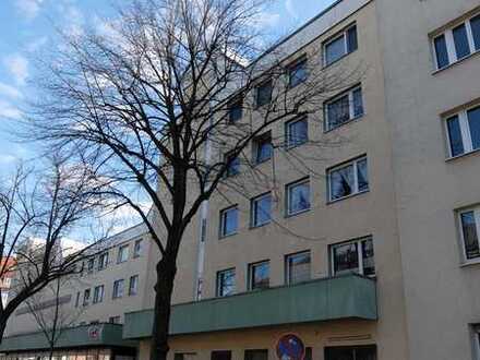 Westend! 1 Min. zum Theodor-Heuss-Platz! Freie 2-Zi. ETW mit tollem Grundriss und Blick ins Grüne!