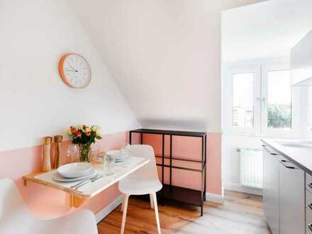 Charming Elegant double bedroom in a 4-bedroom apartment in Pempelfort