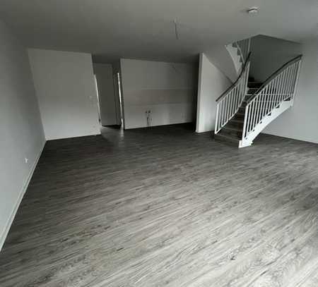 Erstbezug mit Balkon: Stilvolle 3-Raum-Penthouse-Wohnung mit geh. Innenausstattung